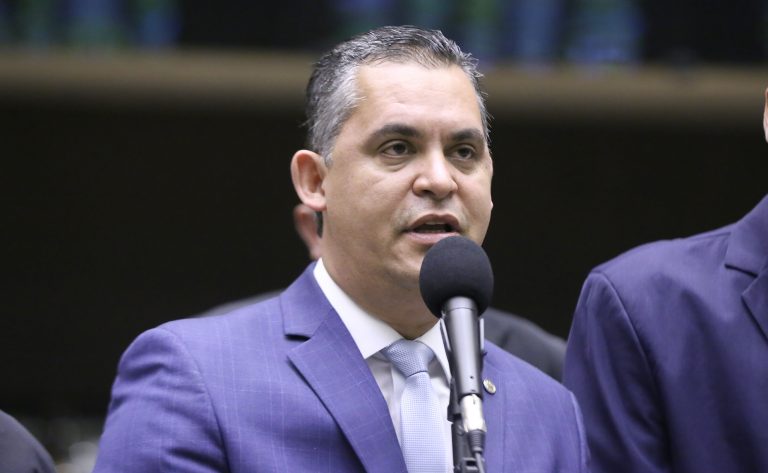 Comissão aprova projeto que define como infração grave atirar objetos para fora do veículo - Notícias
