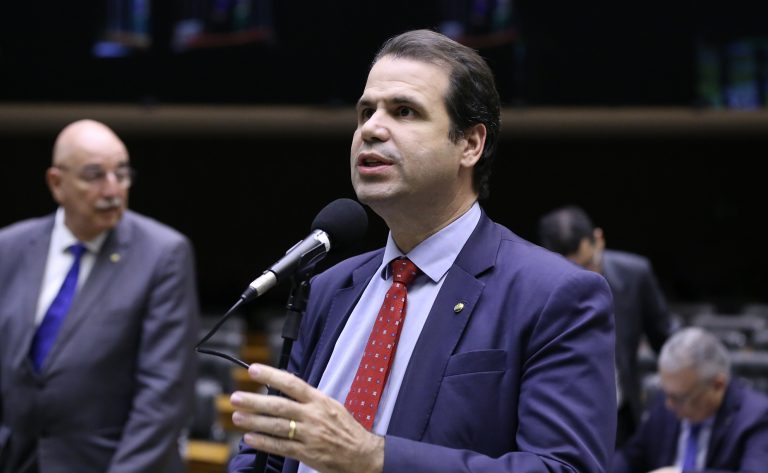 Comissão aprova projeto que exige oferta de material escolar adequado a estudantes com deficiência - Notícias