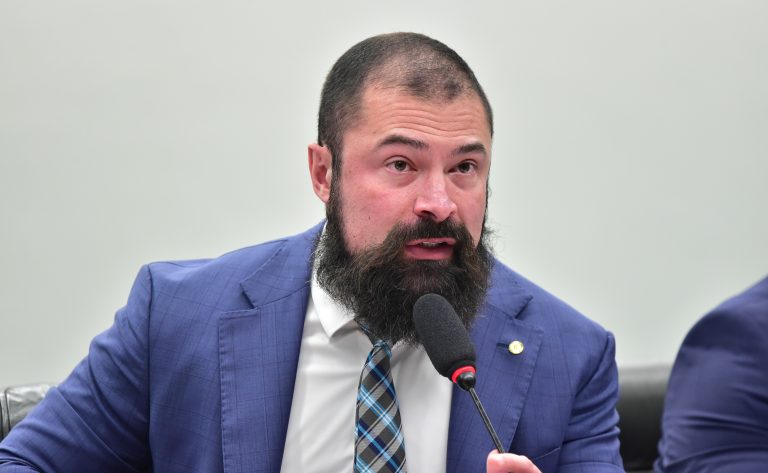 Comissão aprova projeto que reduz para 18 anos a idade mínima para compra de arma de fogo - Notícias