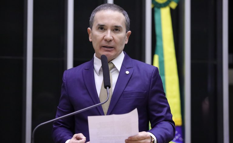 Comissão aprova projeto que torna obrigatório bicicletário, guarda-volumes e vestiário em prédios públicos - Notícias