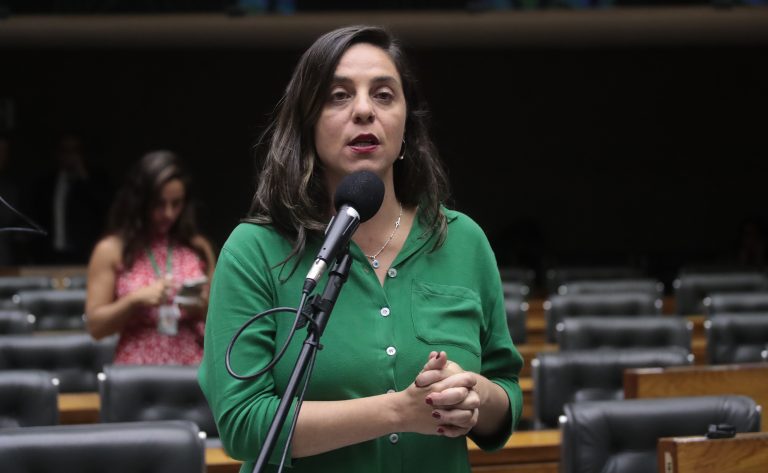 Comissão aprova relatório com sugestões para diminuir impactos de desastres climáticos na educação - Notícias