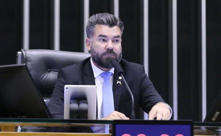 Comissão aprova suspensão de portaria do Exército que restringe armas para PMs e bombeiros - Notícias