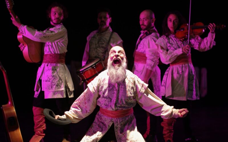 Companhia teatral chilena conta histórias latinoamericanas em trilogia