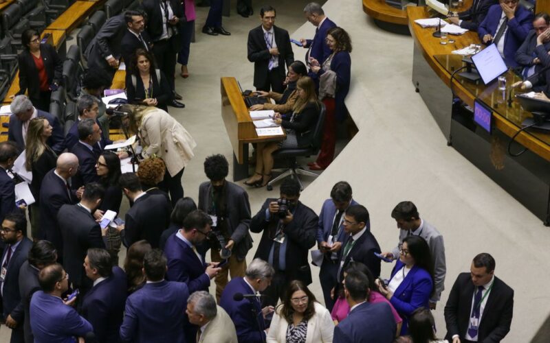 Congresso aprova usar emendas para salários de profissionais da saúde