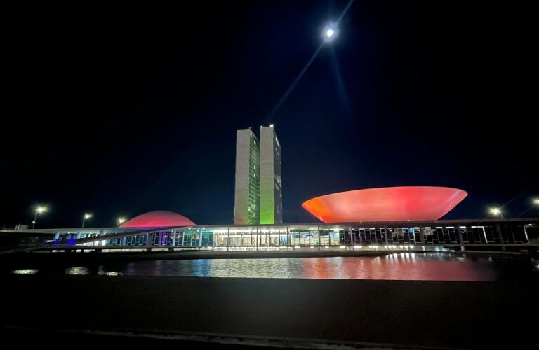 Congresso é iluminado de vermelho pelo Dia Mundial do Doador de Sangue - Notícias