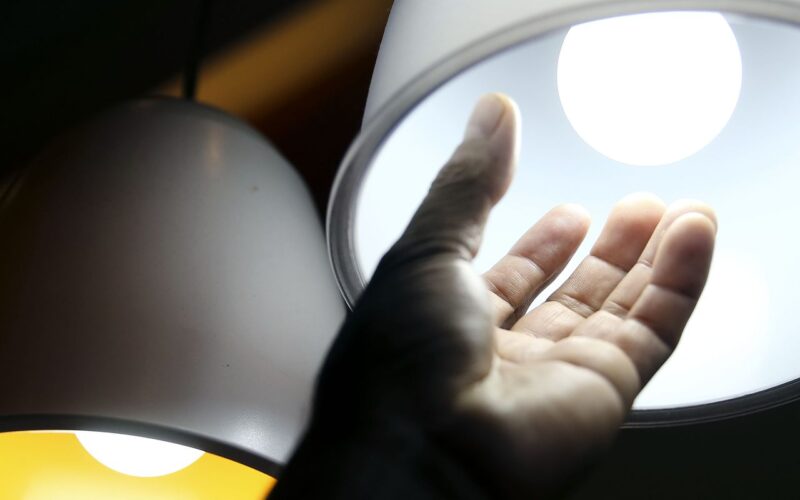 Contas de luz permanecem com bandeira tarifária vermelha em julho 