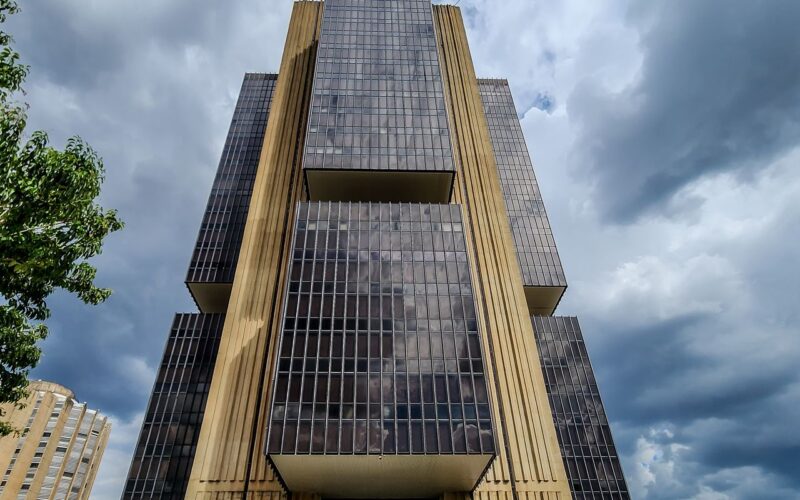 Copom eleva juros básicos da economia para 15% ao ano