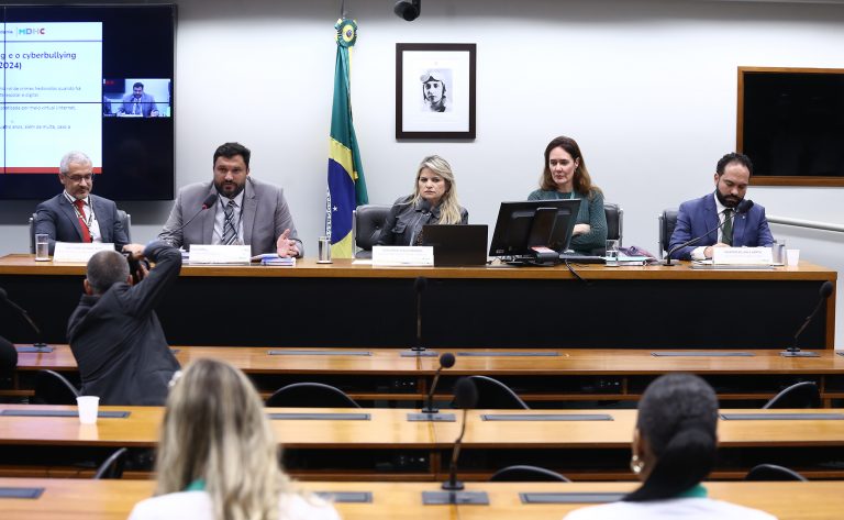Debatedores defendem conscientização geral sobre riscos para crianças na internet - Notícias