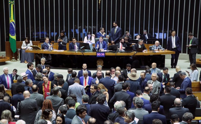 Deputados analisam projeto que reforça medida protetiva em caso de aproximação do agressor; acompanhe - Notícias