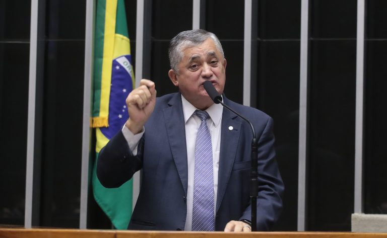 Deputados aprovam urgência para projeto que altera a tabela do Imposto de Renda - Notícias