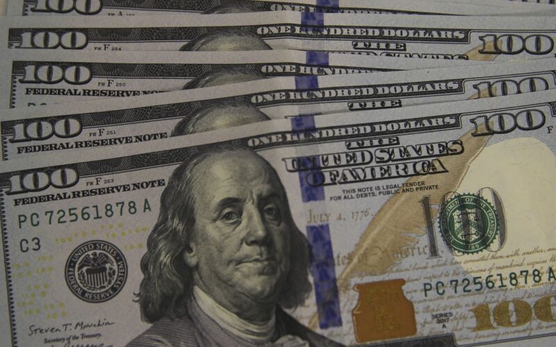 Dólar atinge menor valor em oito meses com conversa de Trump e Jinping