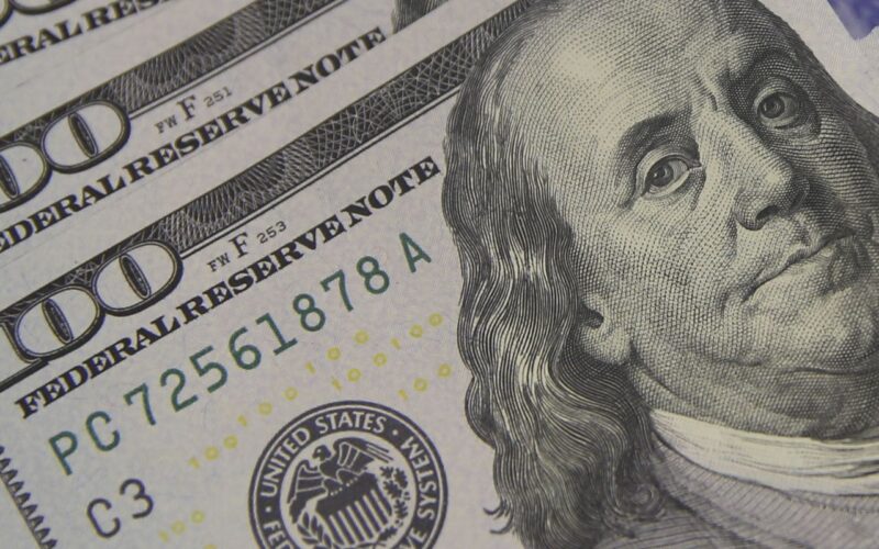 Dólar cai para R$ 5,56 à espera de pacote fiscal