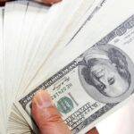 Dólar cai para R$ 5,57 e fecha no menor valor em 8 meses