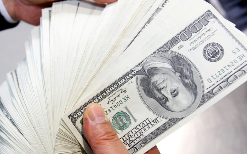 Dólar cai para R$ 5,57 e fecha no menor valor em 8 meses