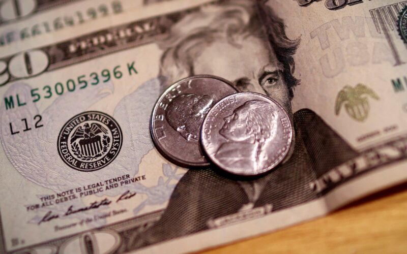 Dólar fica estável, apesar de conflito entre Israel e Irã