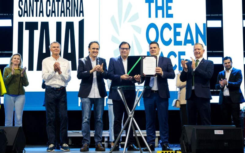 Em Itajaí, governador em exercício de SC assina liberação de recursos para a The Ocean Race e participa de entregas no município