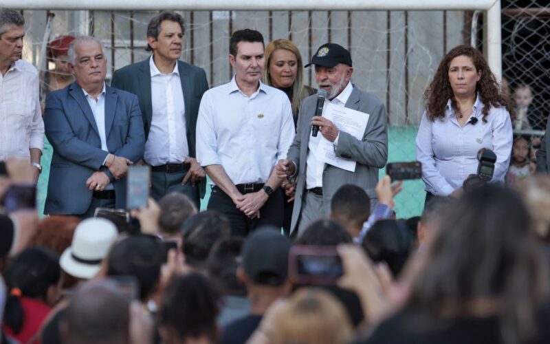 Em visita à Favela do Moinho, Lula assina acordo habitacional