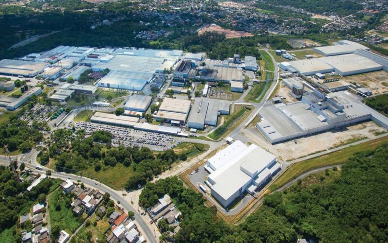 Emprego industrial tem primeira queda mensal em 18 meses
