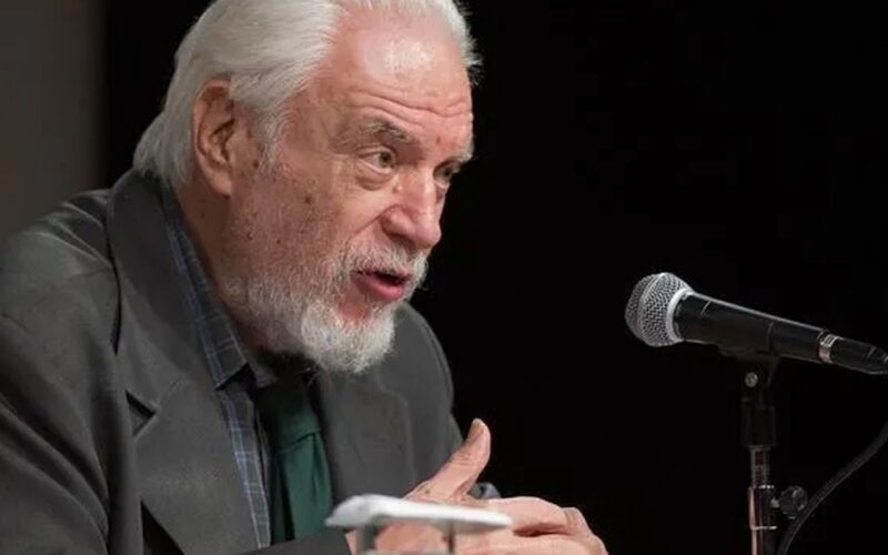 Escritor Cícero Sandroni, membro da ABL, morre aos 90 anos