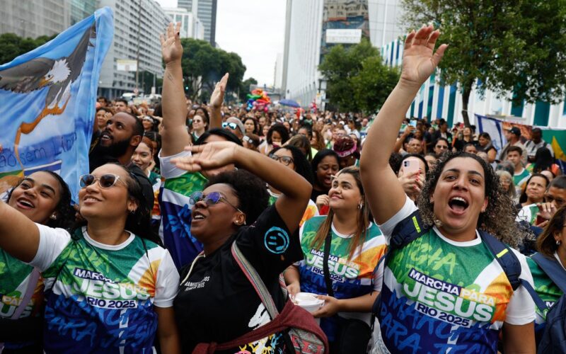 Evangélicos crescem e representam mais de um quarto da população