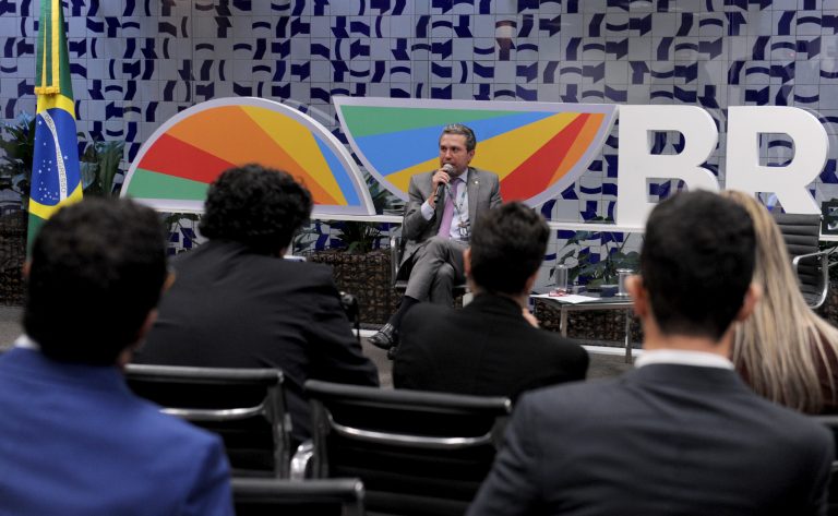 Fausto Pinato defende pragmatismo e soberania nacional em Fórum do BRICS - Notícias