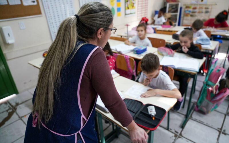 Governador autoriza aumento de 11% para professores e incentivo anual de R$ 3 mil para qualificação