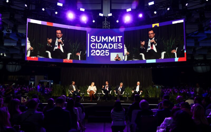 Governador em exercício participa da abertura do Summit Cidades 2025