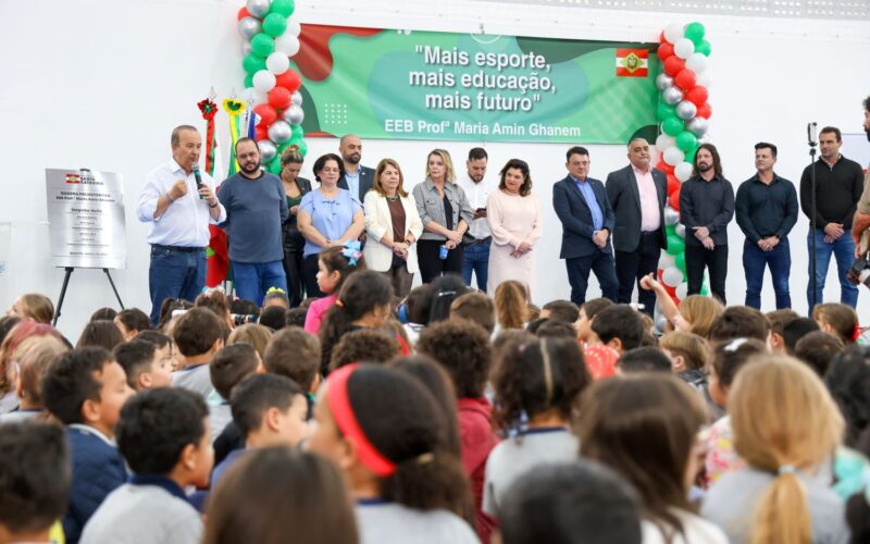 Governador inaugura duas novas quadras poliesportivas em escolas estaduais de Joinville, que vão beneficiar 3 mil estudantes