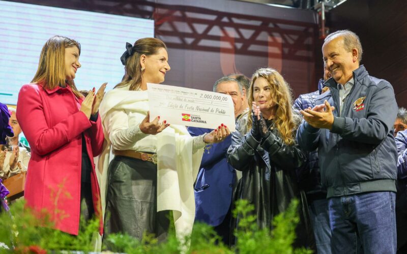 Governador participa da abertura da Festa Nacional do Pinhão, que dá início à temporada de inverno em SC