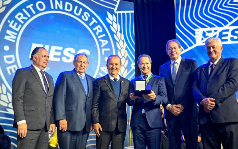 Governador participa de solenidade em homenagem a personalidades e instituições que contribuíram para o desenvolvimento da indústria
