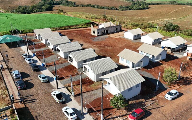Governo de Santa Catarina entrega casas em Ouro Verde