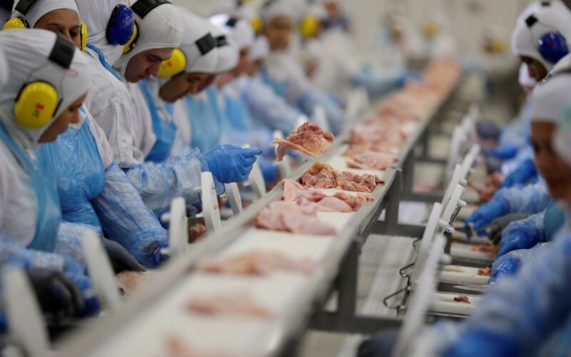 Indústria criou mais de 910 mil empregos em quatro anos, aponta IBGE