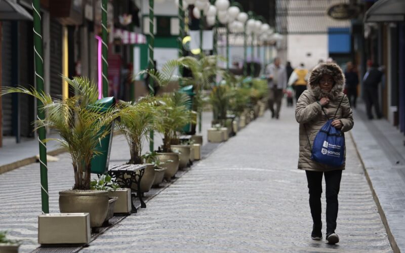 Inmet alerta para onda de frio no Sul e excesso de chuva em 3 regiões