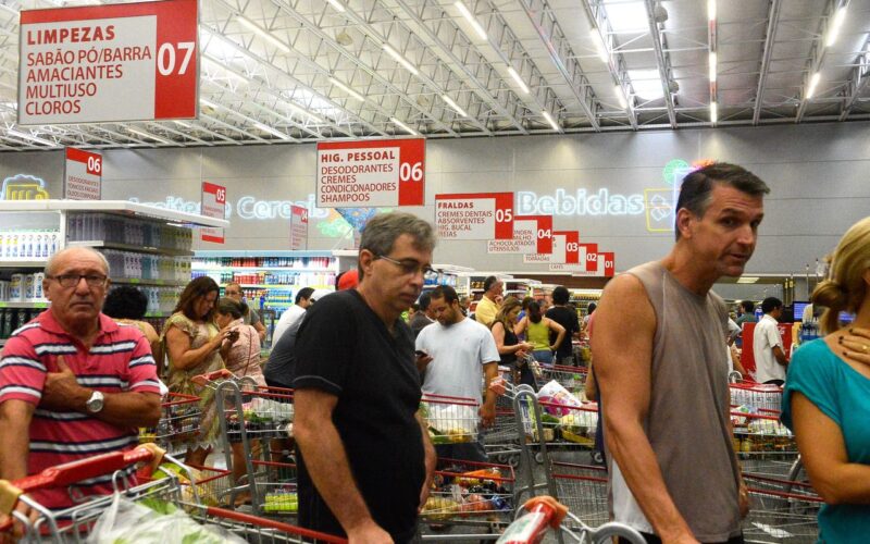 Intenção de consumo das famílias registra alta de 0,5% em junho