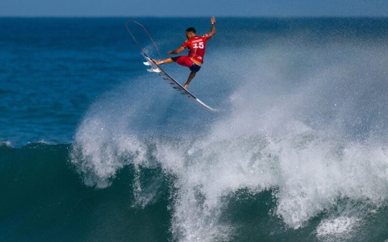 Italo Ferreira brilha com aéreo para alcançar quartas da etapa do Rio
