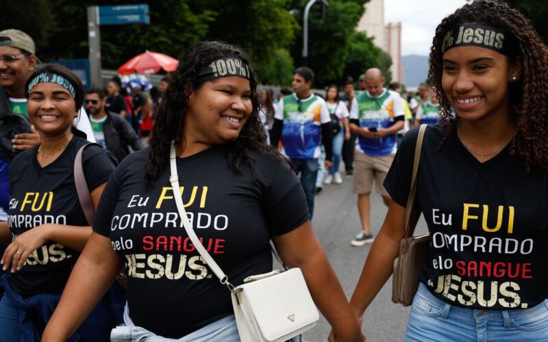 Jovens e mulheres puxam aumento de evangélicos no país, revela IBGE