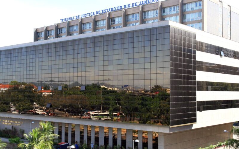 Justiça do Rio condena médico que estuprou mulheres na sala de parto