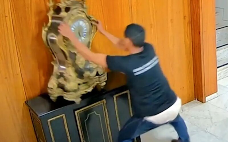 Justiça solta homem que quebrou relógio histórico em atos golpistas