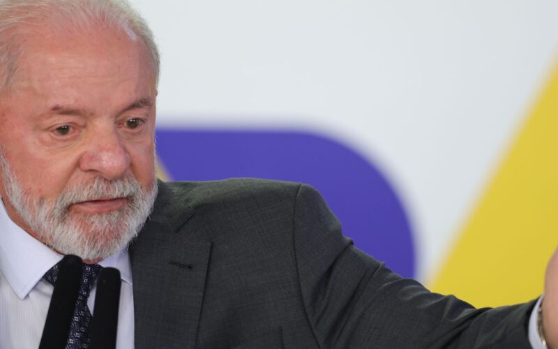 Lula chega a Paris para visita de Estado e encontro com empresários