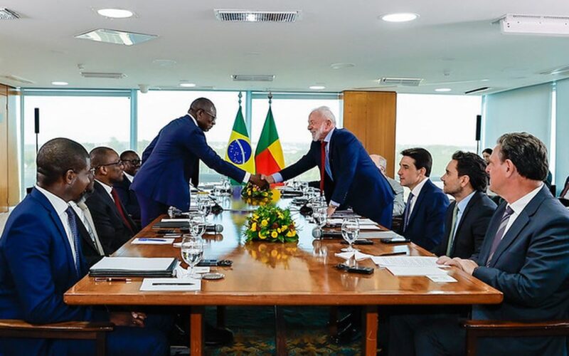 Lula e presidente do Benin discutem agricultura e conexão aérea