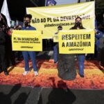 Manifestantes realizam protesto contra o PL da Devastação em São Paulo