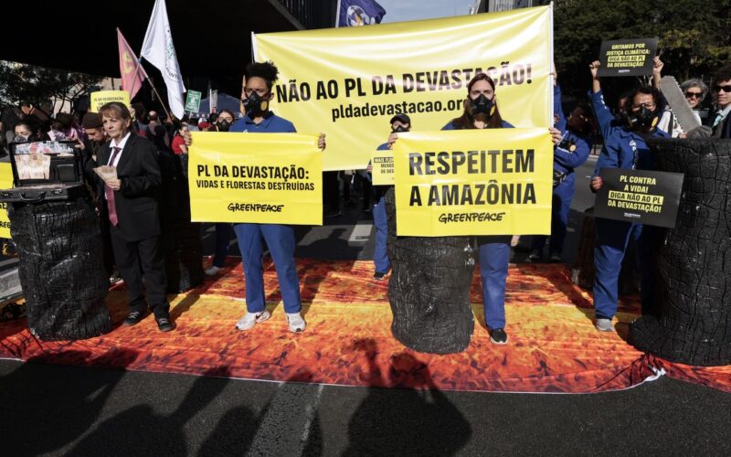 Manifestantes realizam protesto contra o PL da Devastação em São Paulo