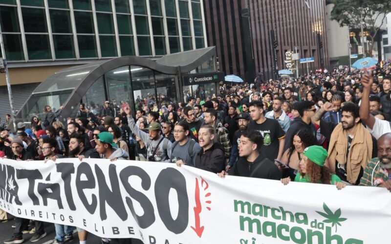Marcha da Maconha reúne público contra repressão ao uso e legalização