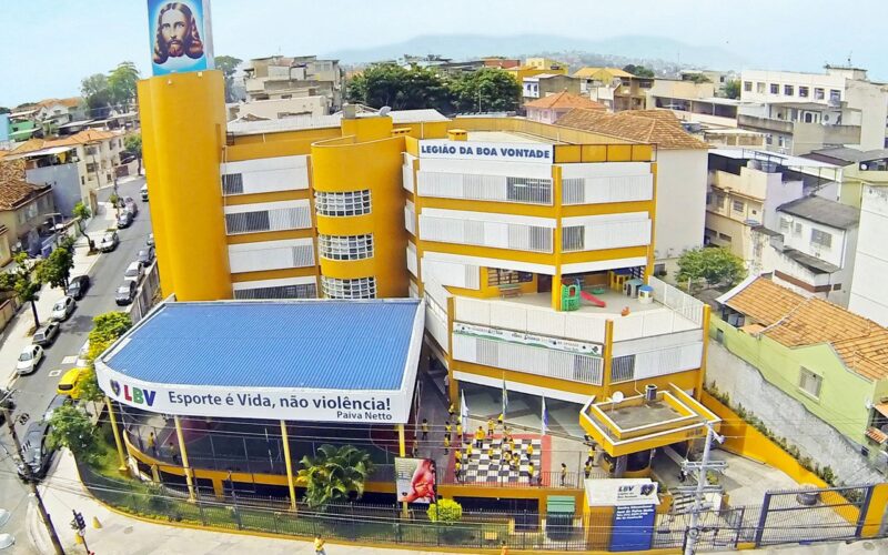 Menina de 13 anos é baleada em escola na zona norte do Rio