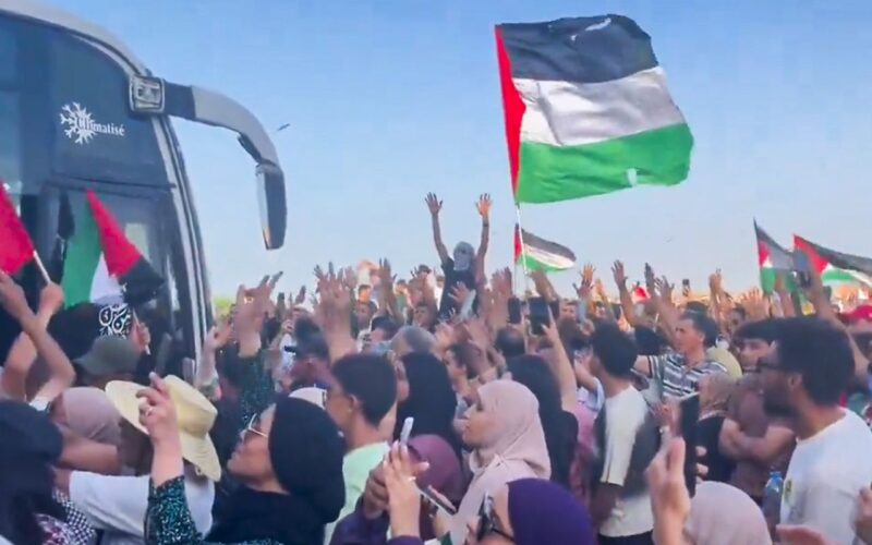Milhares de ativistas marcham a Gaza para romper bloqueio de Israel