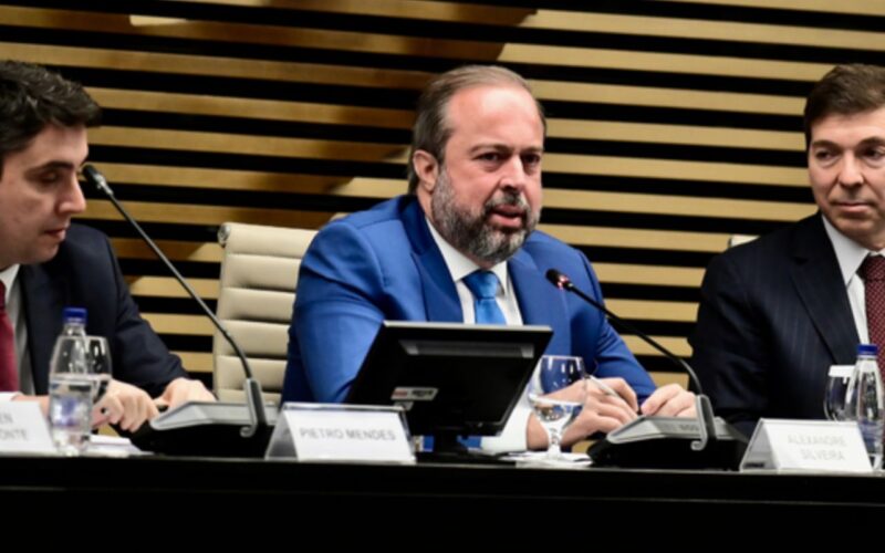Ministro defende gás mais barato para reindustrialização do país