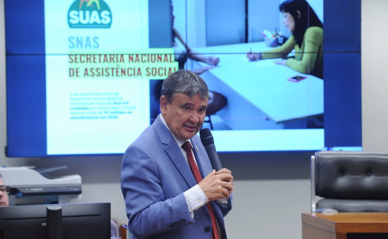 Ministro do Desenvolvimento Social diz que o Brasil está voltando a ser um país de classe média - Notícias