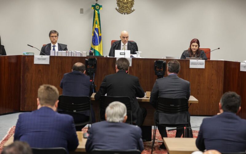 Moraes revoga proibição de réus da trama golpista de manterem contato