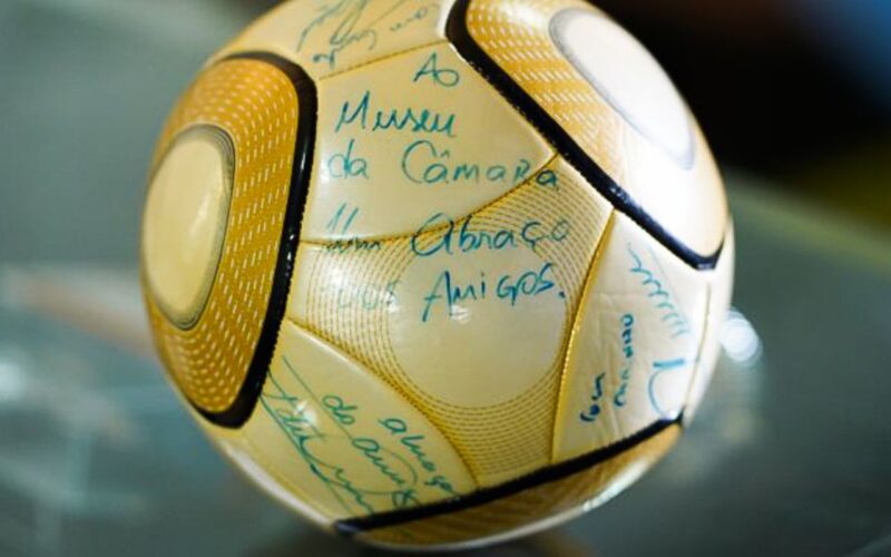 Moraes vota por condenar acusado de furtar bola autografada por Neymar