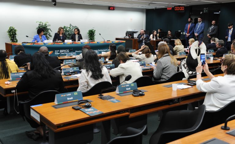 Mulheres parlamentares do BRICS temem que IA reforce desigualdades entre os gêneros - Notícias